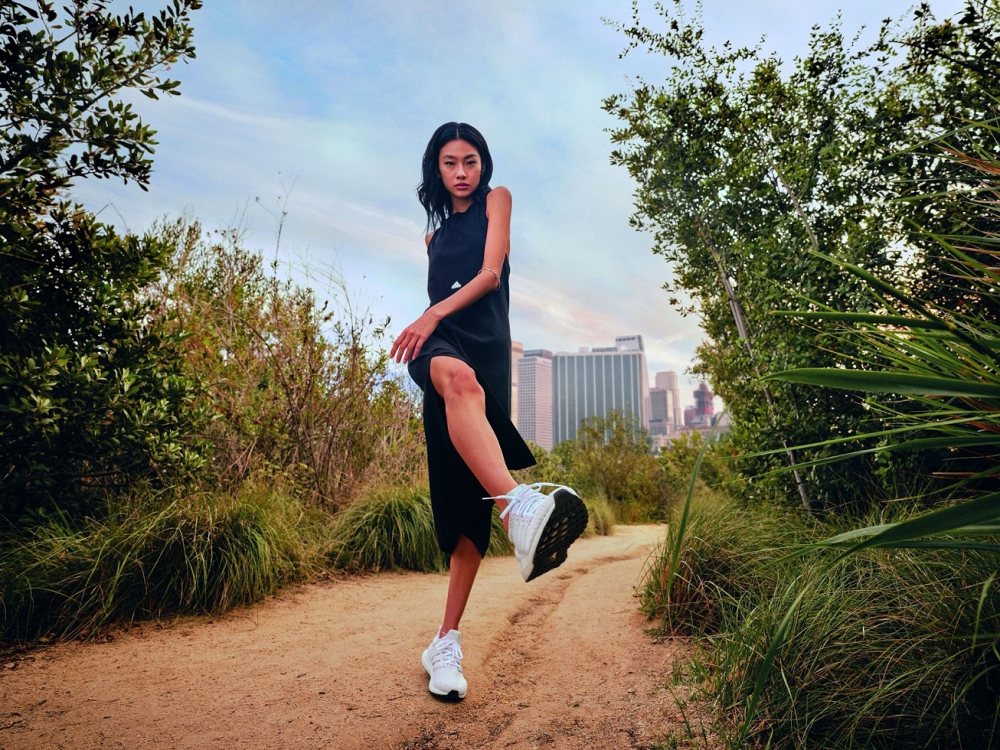 《魷魚遊戲》第二季就穿這套？鄭浩妍搶先詮釋 adidas 全新 New Capsule 運動系列，開衩洋裝展現修長身材！