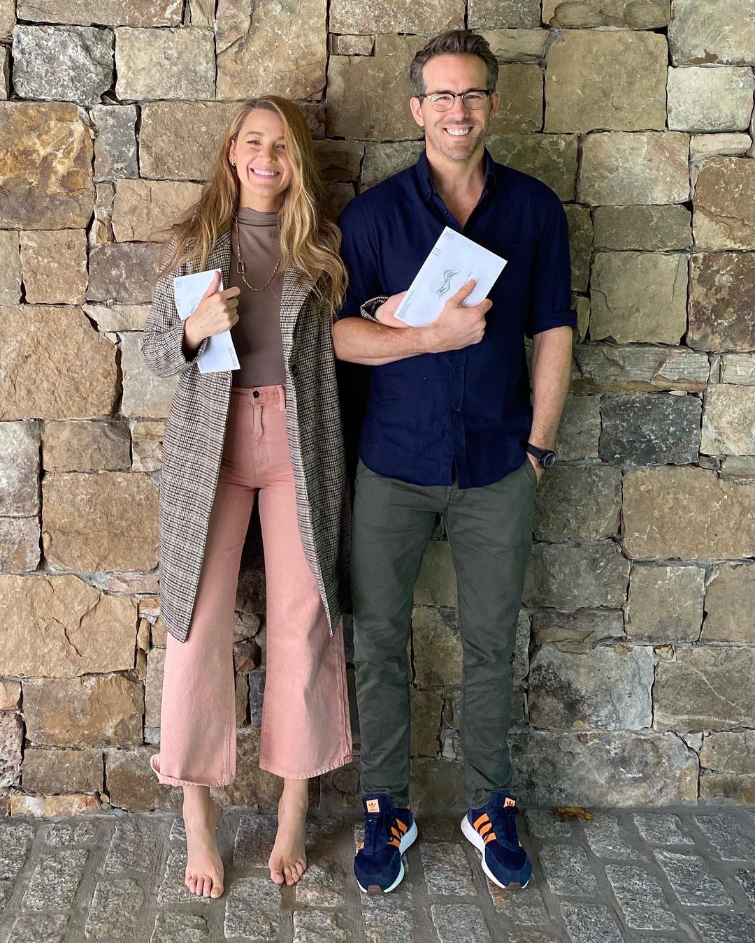 一定會被當哏！萊恩雷諾斯遭八卦媒體爆料「腳臭超嚴重」愛妻抱抱都要捏鼻