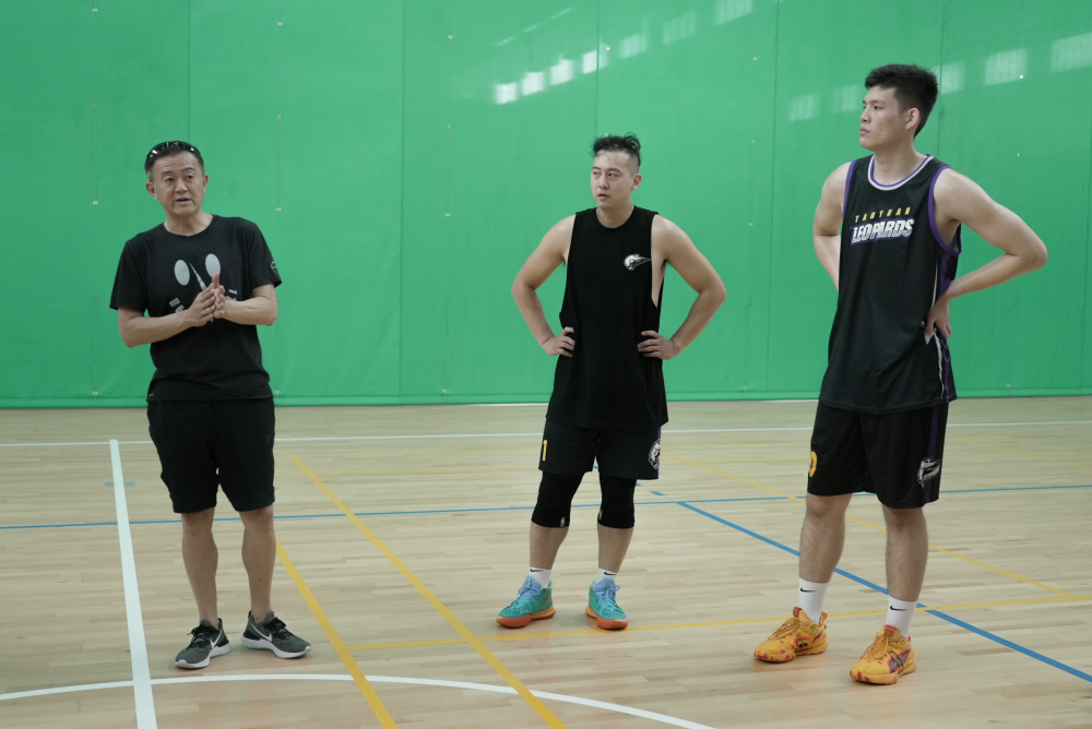 教練劉嘉發一同向當事女警道歉！T1 桃園雲豹尤楚翔酒醉襲警，懲處後再度登門表達歉意！