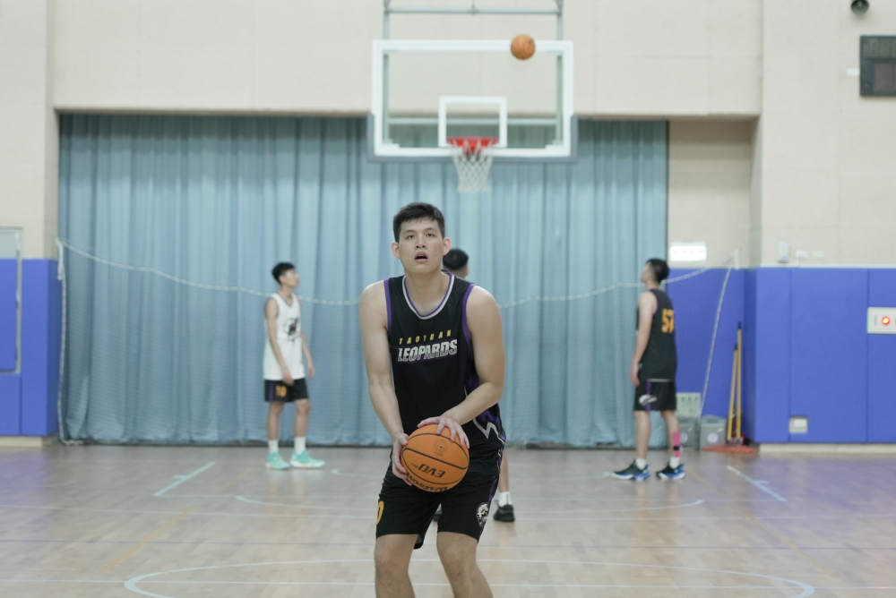 教練劉嘉發一同向當事女警道歉！T1 桃園雲豹尤楚翔酒醉襲警，懲處後再度登門表達歉意！