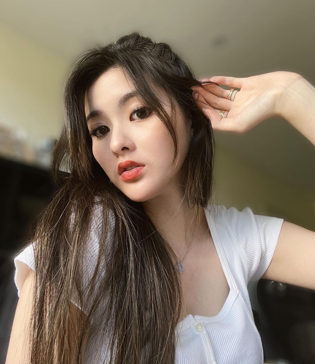 最辣星二代！孫芸芸 22 歲愛女單穿「粉色內衣」現身　手一抬秒露絕對領域