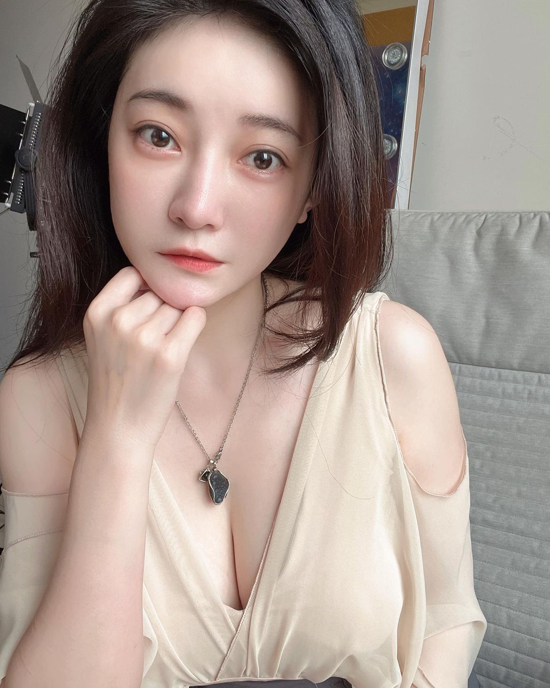 只貼胸貼逛菜市場「最兇靈學女神」走路竟有神秘晃動　路上阿北們血壓全飆高！