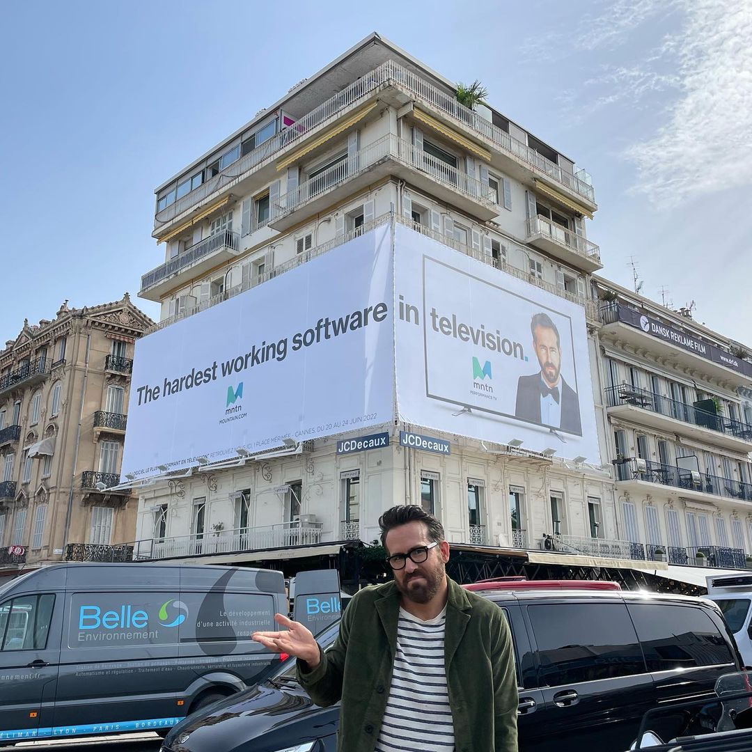 一定會被當哏！萊恩雷諾斯遭八卦媒體爆料「腳臭超嚴重」愛妻抱抱都要捏鼻