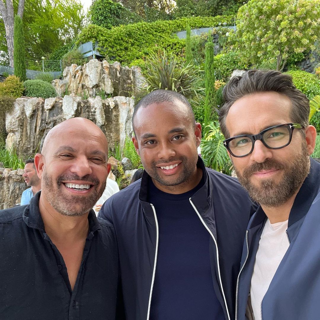 一定會被當哏！萊恩雷諾斯遭八卦媒體爆料「腳臭超嚴重」愛妻抱抱都要捏鼻