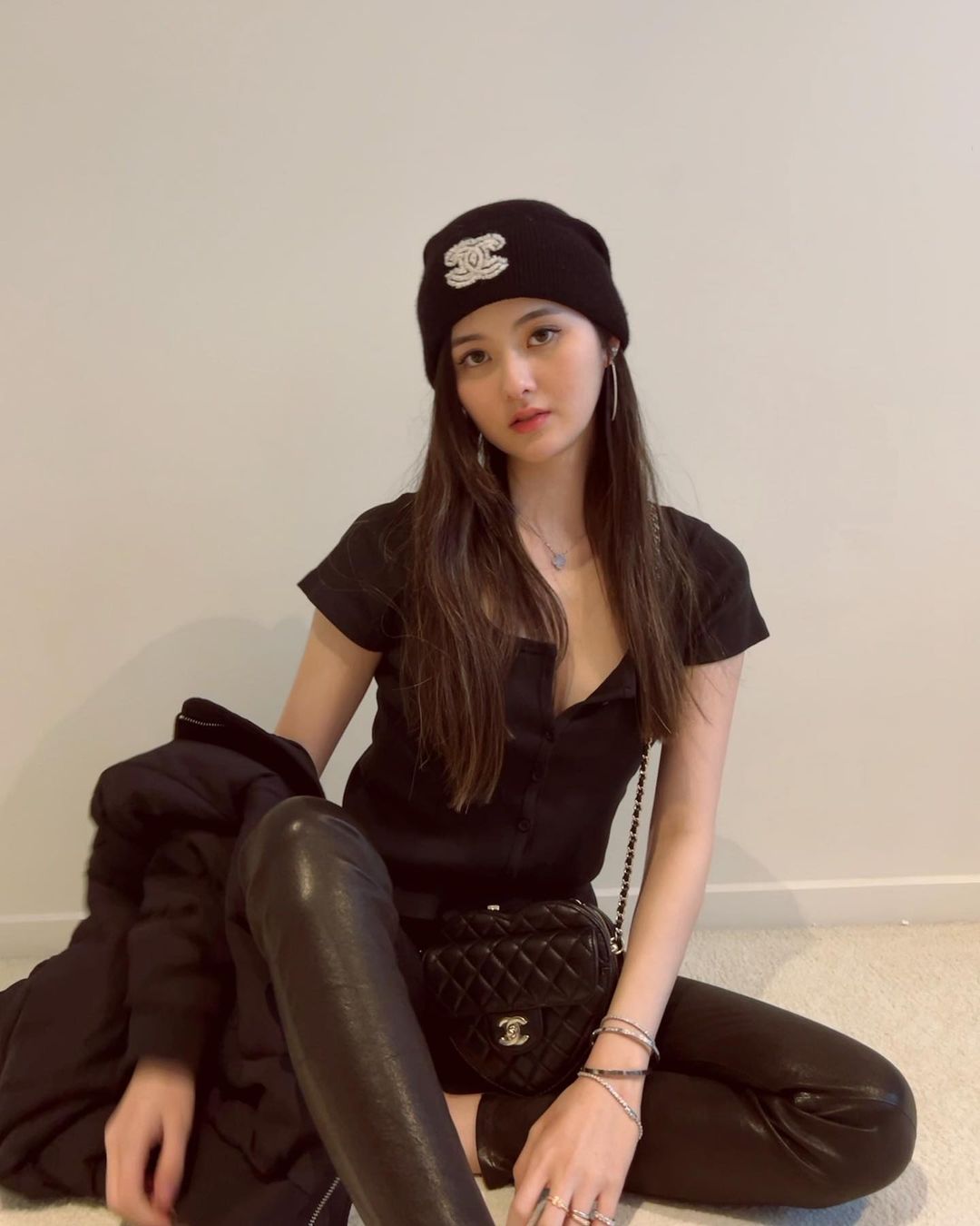 最辣星二代！孫芸芸 22 歲愛女單穿「粉色內衣」現身　手一抬秒露絕對領域