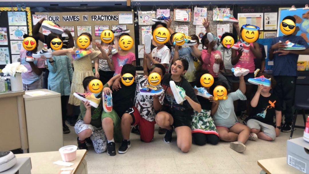 機票買了先轉學！加拿大女教師豪送全班「22 雙」Air Force 1，學生爽翻當場拿筆開畫！