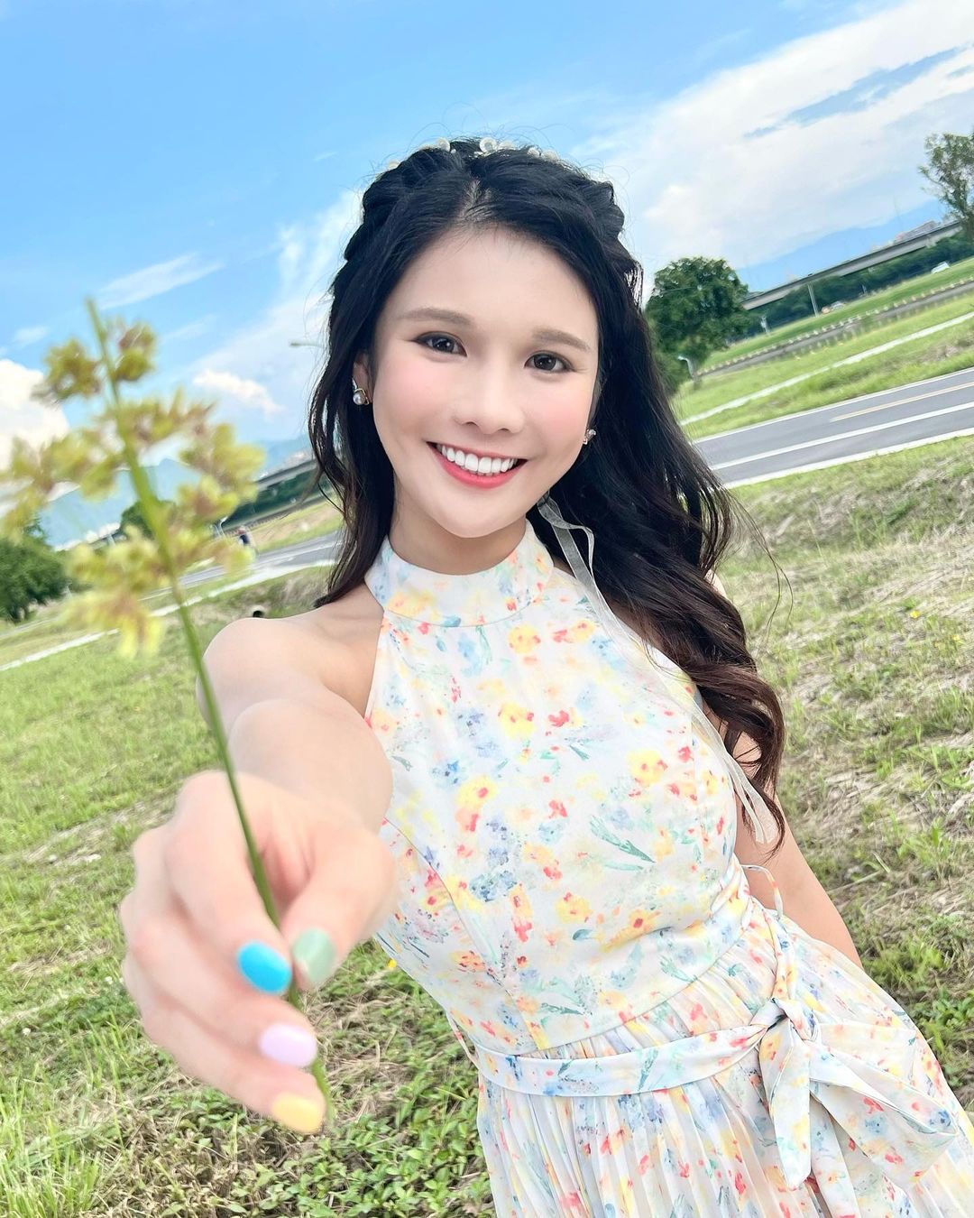 真的八比 Q 了！琳妲「上班族裝」火辣曬鉛筆腿　下一秒...高跟鞋直接戳出一大洞