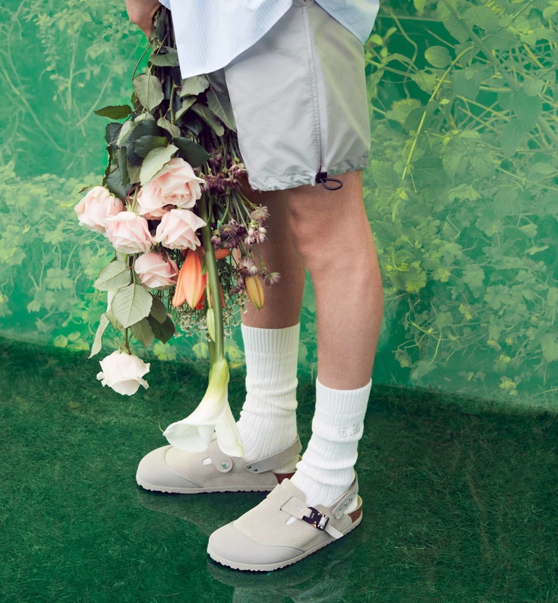用 Dior Birkenstock 搭配運動短褲打造「Athleisure」風格