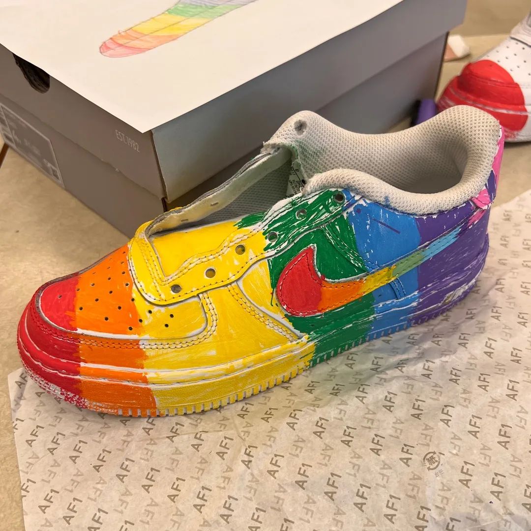 機票買了先轉學！加拿大女教師豪送全班「22 雙」Air Force 1，學生爽翻當場拿筆開畫！