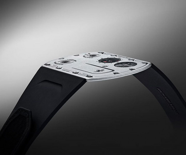這黑科技太鬼了！ Richard Mille 攜手 Ferrari 打造「世界最薄」市售機械錶，比 10 元硬幣還薄！