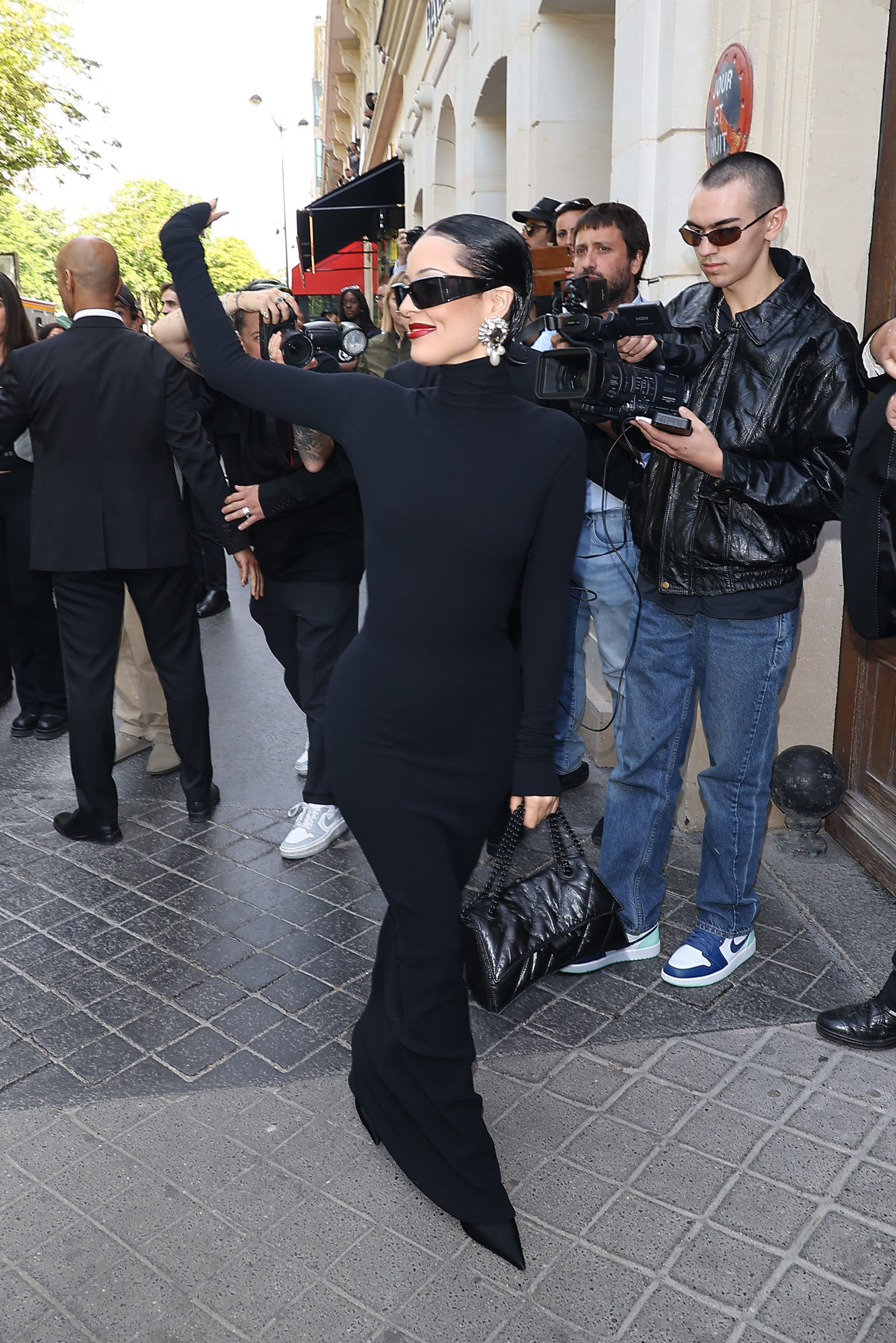 原來她們愛用這款！Balenciaga 最新 Crush 包款登場，「解構設計」讓 Bella Hadid、Nicole Kidman 紛紛私下著用！