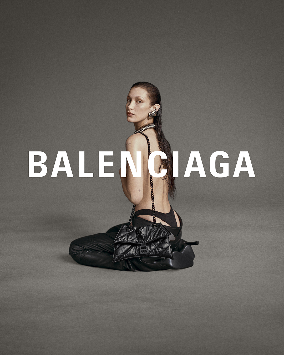 原來她們愛用這款！Balenciaga 最新 Crush 包款登場，「解構設計」讓 Bella Hadid、Nicole Kidman 紛紛私下著用！