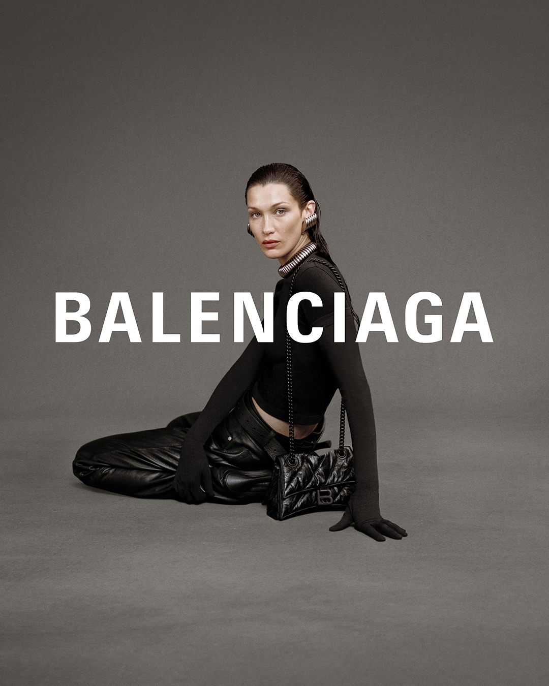 原來她們愛用這款！Balenciaga 最新 Crush 包款登場，「解構設計」讓 Bella Hadid、Nicole Kidman 紛紛私下著用！