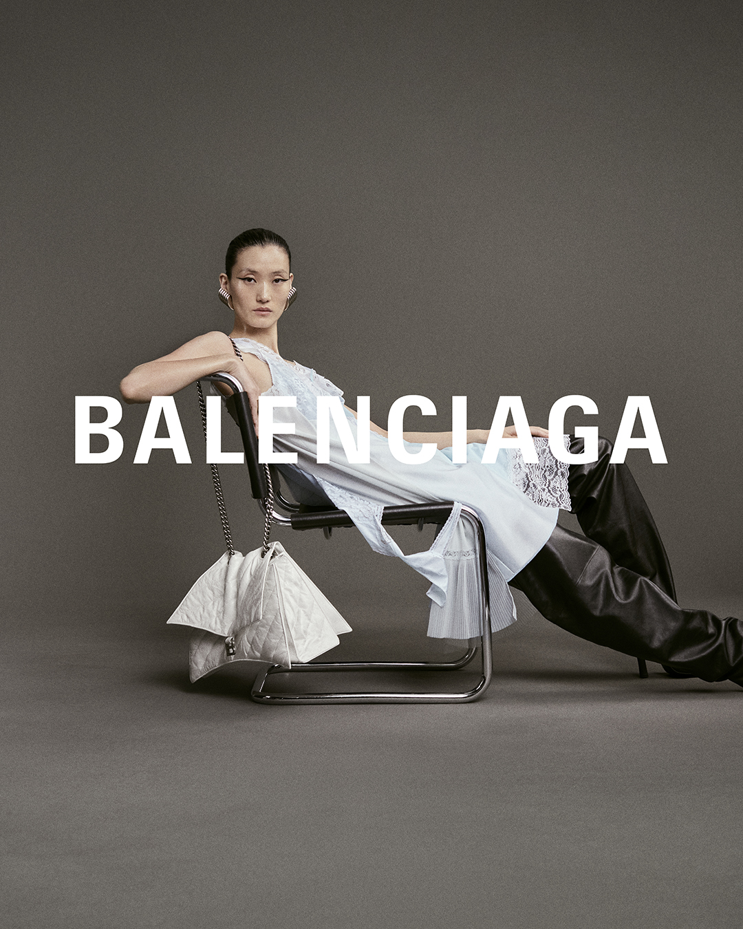 原來她們愛用這款！Balenciaga 最新 Crush 包款登場，「解構設計」讓 Bella Hadid、Nicole Kidman 紛紛私下著用！