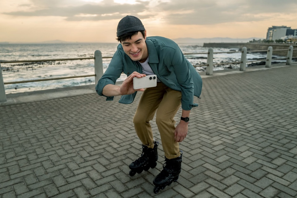 ASUS Zenfone 9 新旗艦好用亮點開箱試玩！5.9 吋輕巧手感拿著坐雲霄飛車也OK、大眼雙鏡頭超Ｑ又實用