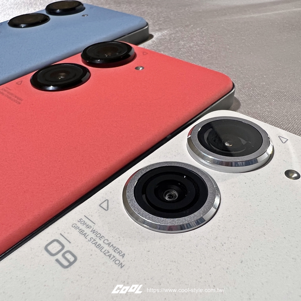 ASUS Zenfone 9 新旗艦好用亮點開箱試玩！5.9 吋輕巧手感拿著坐雲霄飛車也OK、大眼雙鏡頭超Ｑ又實用