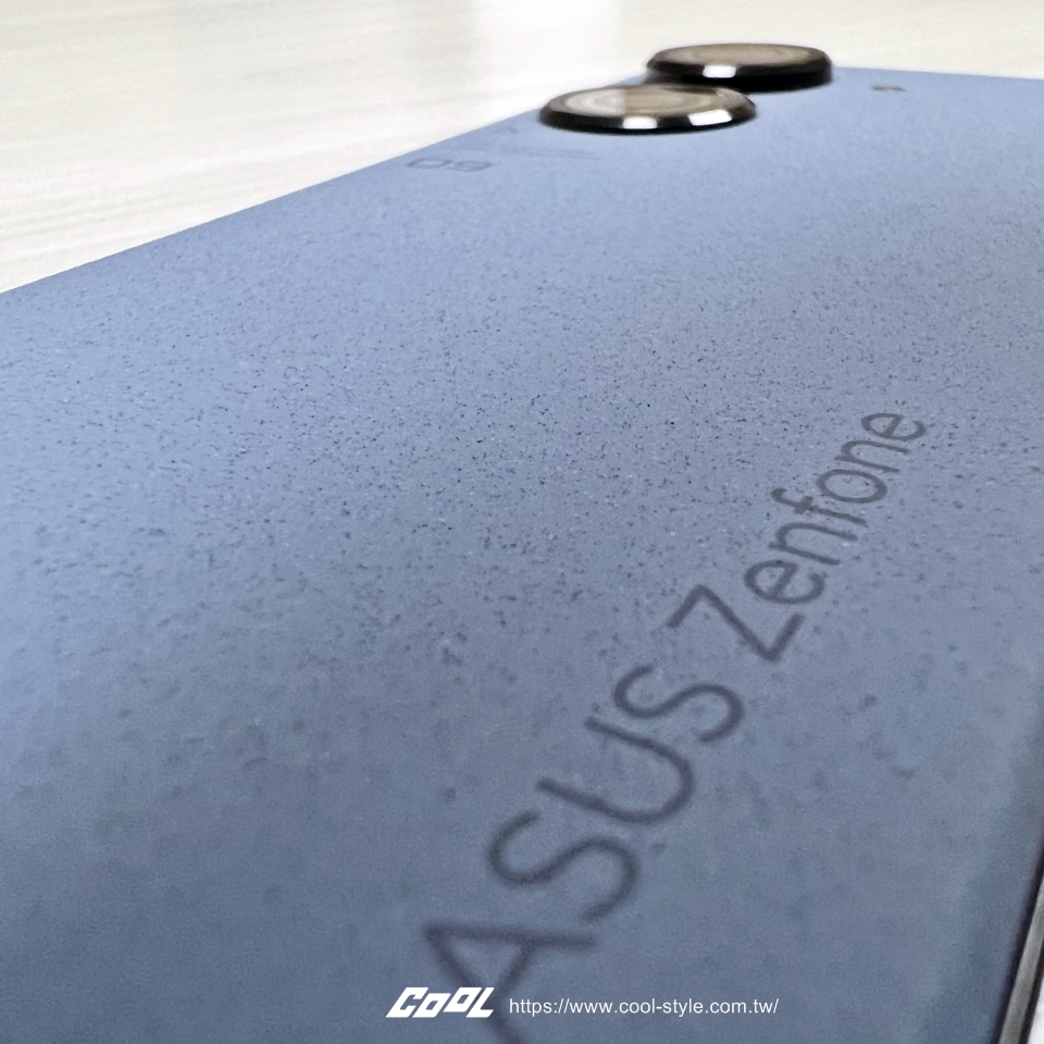 ASUS Zenfone 9 新旗艦好用亮點開箱試玩！5.9 吋輕巧手感拿著坐雲霄飛車也OK、大眼雙鏡頭超Ｑ又實用