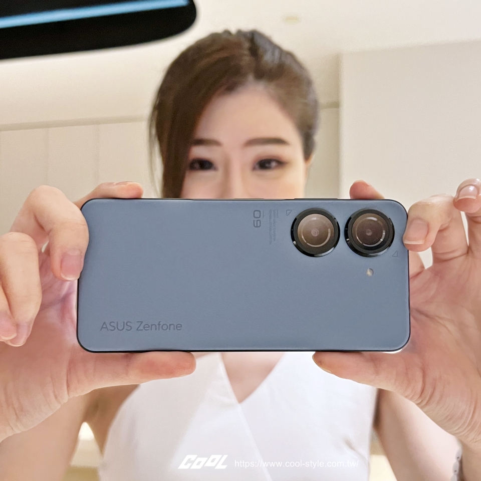 ASUS Zenfone 9 新旗艦好用亮點開箱試玩！5.9 吋輕巧手感拿著坐雲霄飛車也OK、大眼雙鏡頭超Ｑ又實用