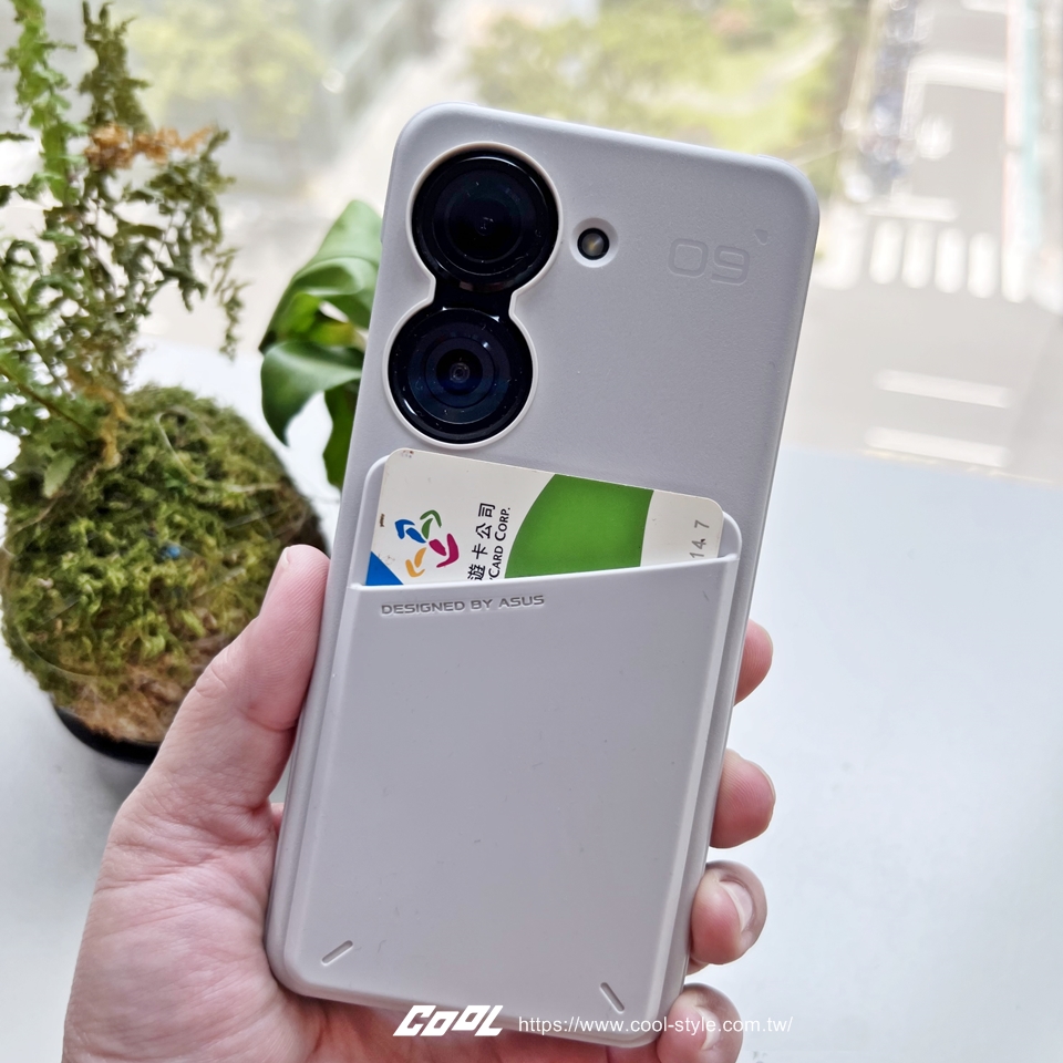 ASUS Zenfone 9 新旗艦好用亮點開箱試玩！5.9 吋輕巧手感拿著坐雲霄飛車也OK、大眼雙鏡頭超Ｑ又實用