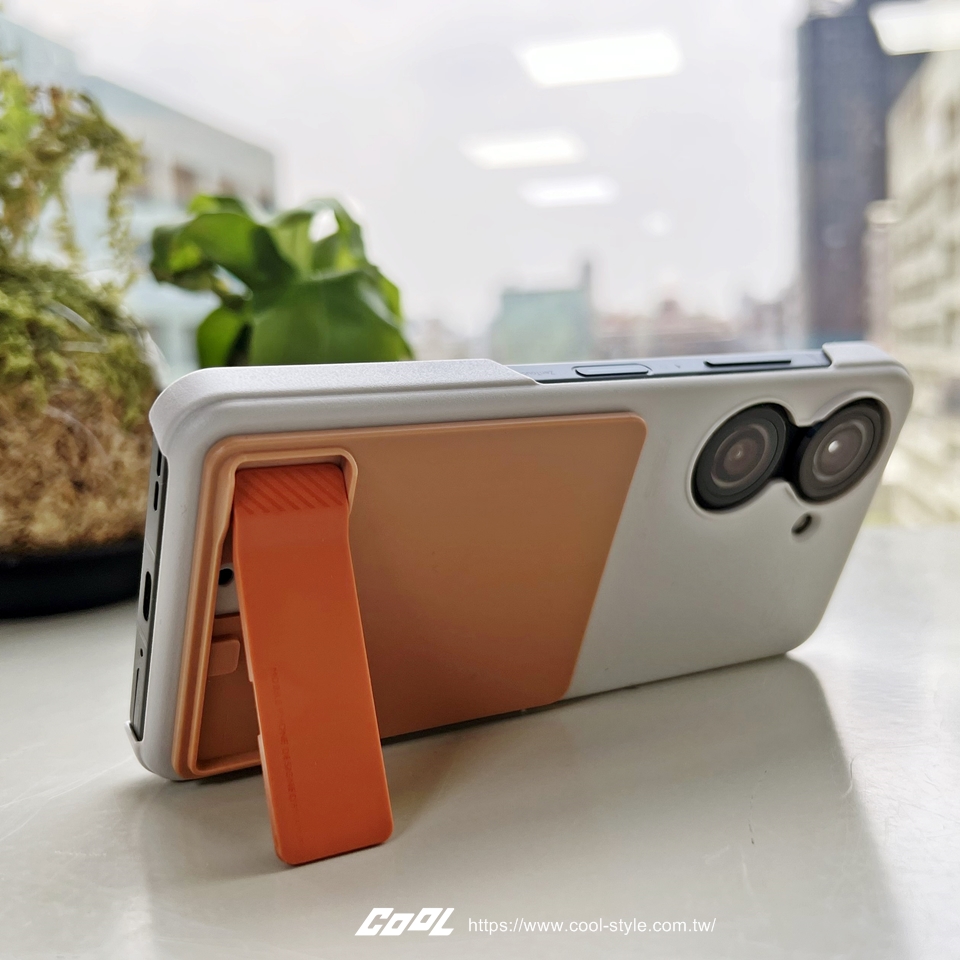 ASUS Zenfone 9 新旗艦好用亮點開箱試玩！5.9 吋輕巧手感拿著坐雲霄飛車也OK、大眼雙鏡頭超Ｑ又實用