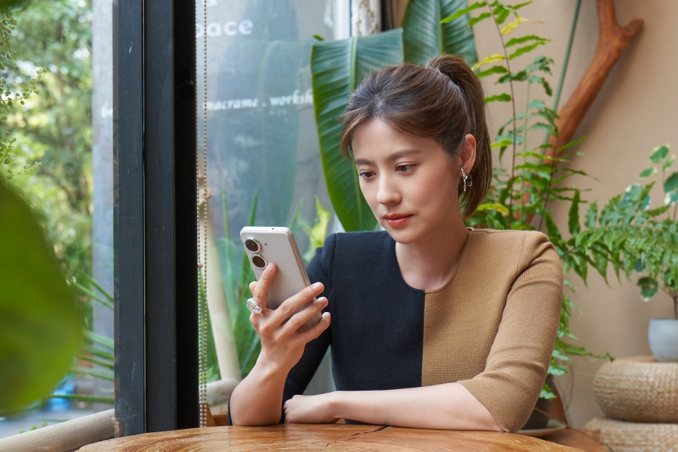 ASUS Zenfone 9 新旗艦好用亮點開箱試玩！5.9 吋輕巧手感拿著坐雲霄飛車也OK、大眼雙鏡頭超Ｑ又實用
