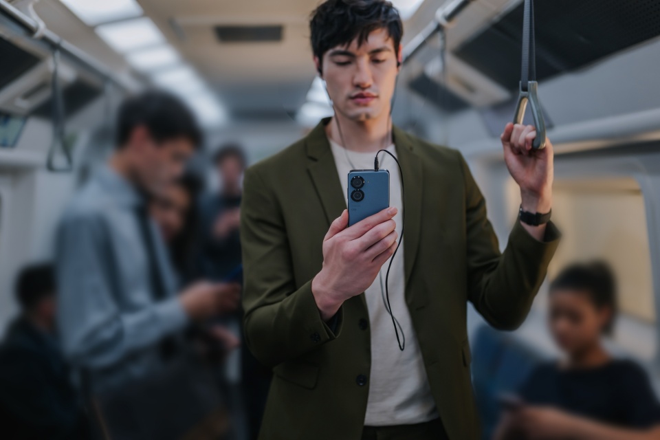 ASUS Zenfone 9 新旗艦好用亮點開箱試玩！5.9 吋輕巧手感拿著坐雲霄飛車也OK、大眼雙鏡頭超Ｑ又實用