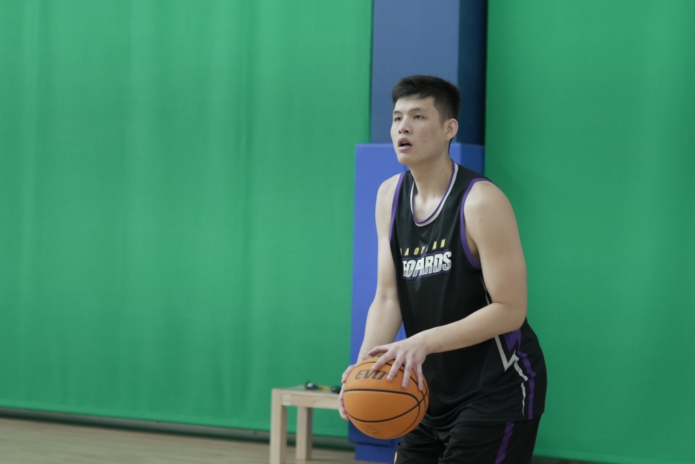 教練劉嘉發一同向當事女警道歉！T1 桃園雲豹尤楚翔酒醉襲警，懲處後再度登門表達歉意！