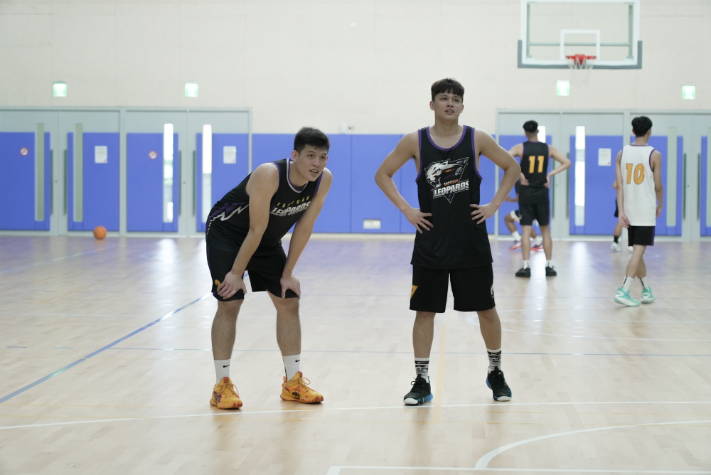 教練劉嘉發一同向當事女警道歉！T1 桃園雲豹尤楚翔酒醉襲警，懲處後再度登門表達歉意！