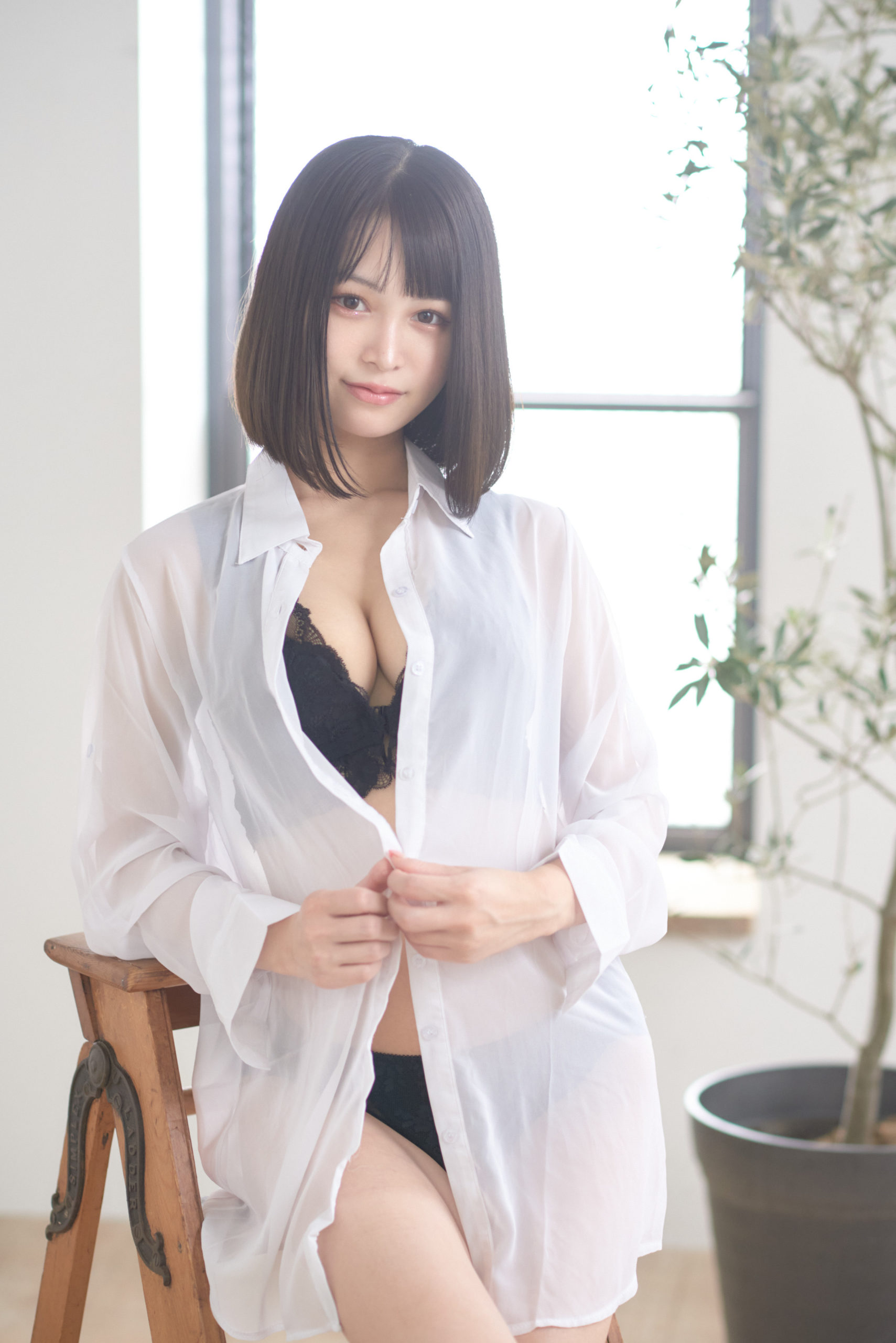 大勢戰勝 AV 女神「河北彩花」！G cup 寫真新秀「日向かえで」正式加入 S1 片商