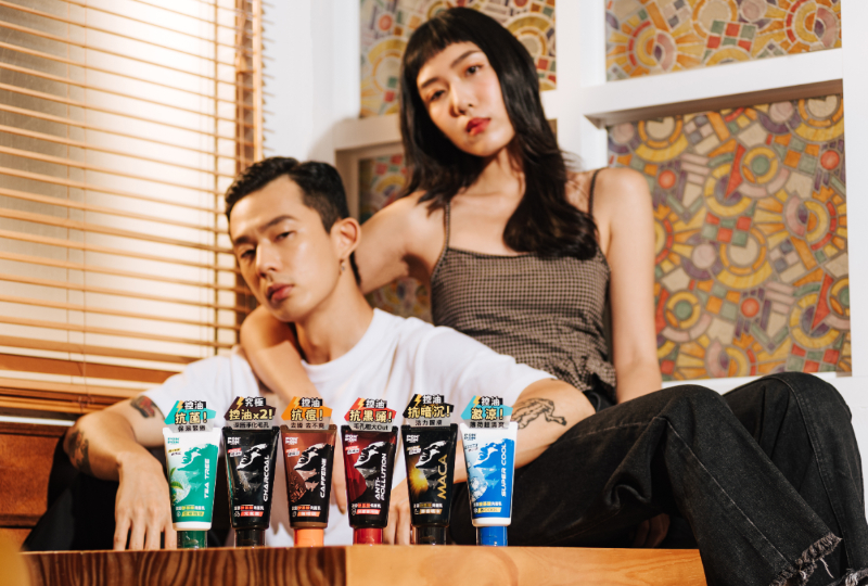 臉帥天才秘密？女友幫你洗：用對洗面乳!解決黑頭油肌 澎澎胺基酸油水平衡洗面乳 洗出帥氣好膚質！