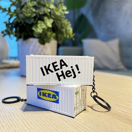 全球獨家、台灣限定的「IKEA Hej 貨櫃鑰匙圈」，以獨具特色的IKEA Hej貨櫃屋外觀等比縮小，數量有限換完為止。