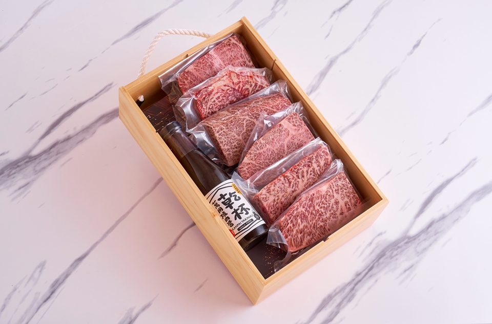 「御藏禮盒」日式木盒外型典雅，盛裝6片日本A5和牛牛排，售價6,888元