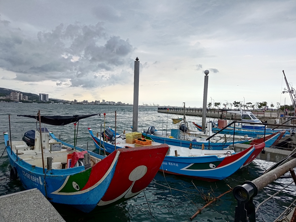 ASUS Zenfone 9 新旗艦好用亮點開箱試玩！5.9 吋輕巧手感拿著坐雲霄飛車也OK、大眼雙鏡頭超Ｑ又實用