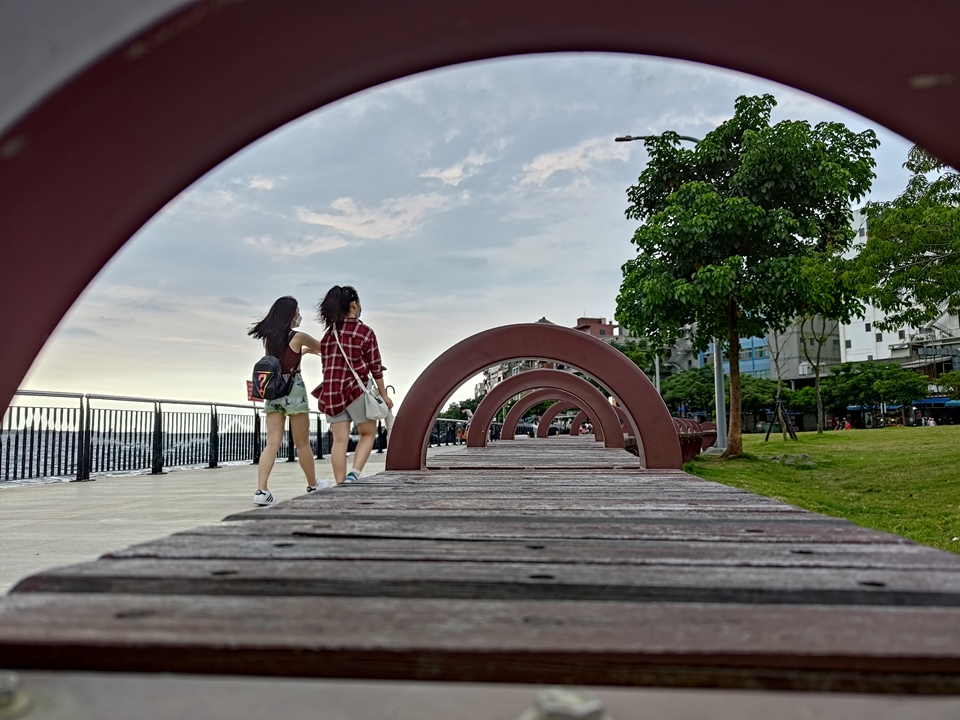 ASUS Zenfone 9 新旗艦好用亮點開箱試玩！5.9 吋輕巧手感拿著坐雲霄飛車也OK、大眼雙鏡頭超Ｑ又實用