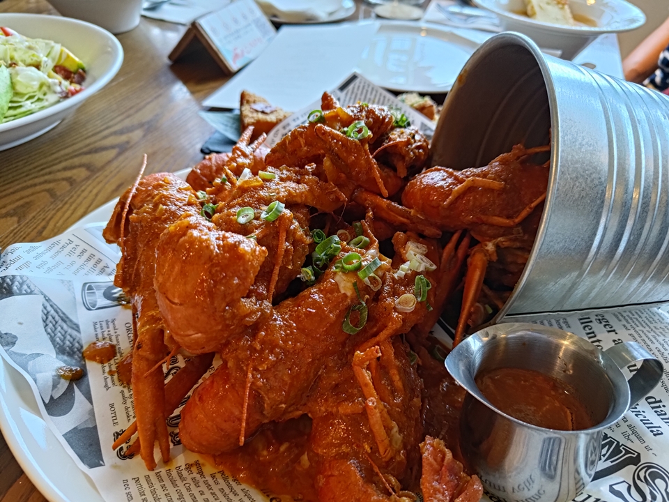 ASUS Zenfone 9 新旗艦好用亮點開箱試玩！5.9 吋輕巧手感拿著坐雲霄飛車也OK、大眼雙鏡頭超Ｑ又實用