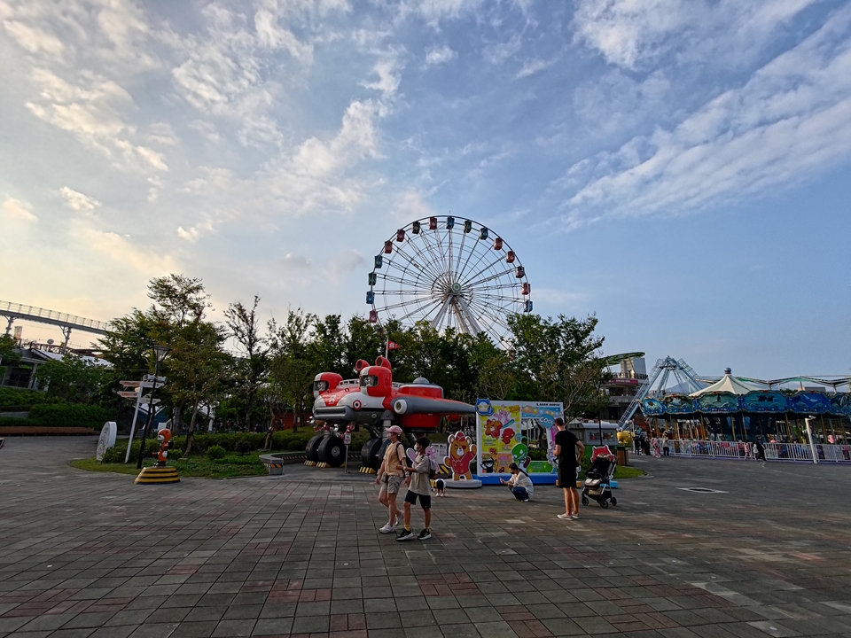 ASUS Zenfone 9 新旗艦好用亮點開箱試玩！5.9 吋輕巧手感拿著坐雲霄飛車也OK、大眼雙鏡頭超Ｑ又實用