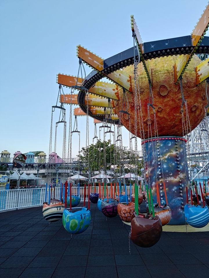 ASUS Zenfone 9 新旗艦好用亮點開箱試玩！5.9 吋輕巧手感拿著坐雲霄飛車也OK、大眼雙鏡頭超Ｑ又實用