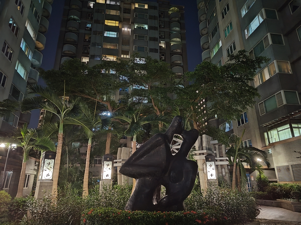 ASUS Zenfone 9 新旗艦好用亮點開箱試玩！5.9 吋輕巧手感拿著坐雲霄飛車也OK、大眼雙鏡頭超Ｑ又實用