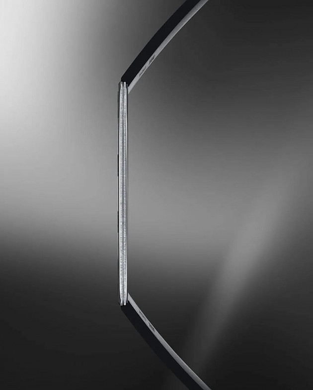 這黑科技太鬼了！ Richard Mille 攜手 Ferrari 打造「世界最薄」市售機械錶，比 10 元硬幣還薄！