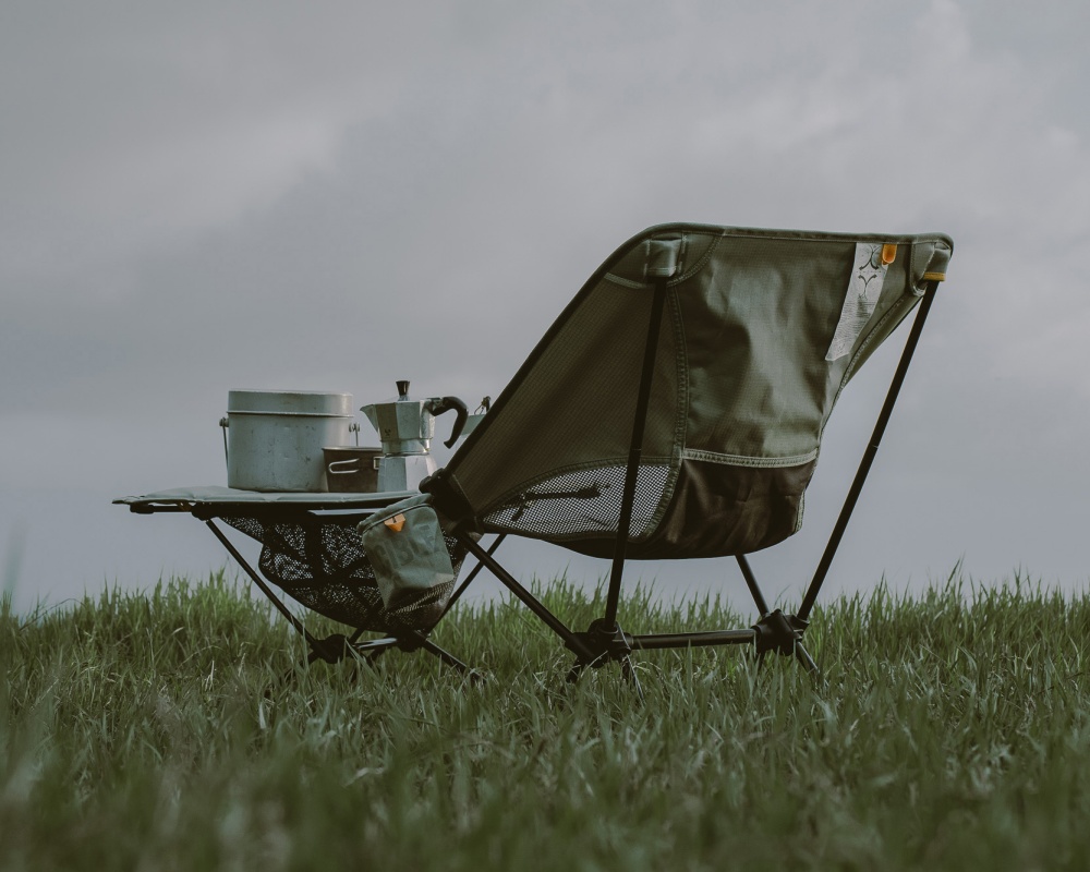 露營踏青、居家擺設都潮翻！INVINCIBLE  攜手韓國專業戶外品牌 Helinox 首度推出聯名系列！