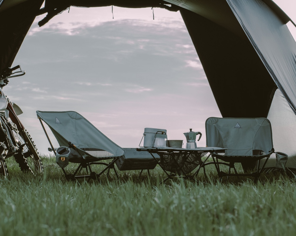 露營踏青、居家擺設都潮翻！INVINCIBLE  攜手韓國專業戶外品牌 Helinox 首度推出聯名系列！