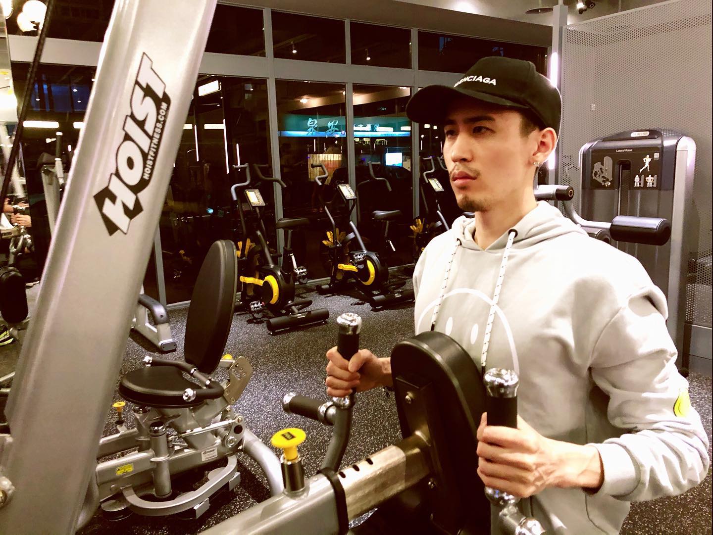 女員工驚魂未定爆料麻吉弟弟「想侵犯我！」公開超詭異監視器畫面