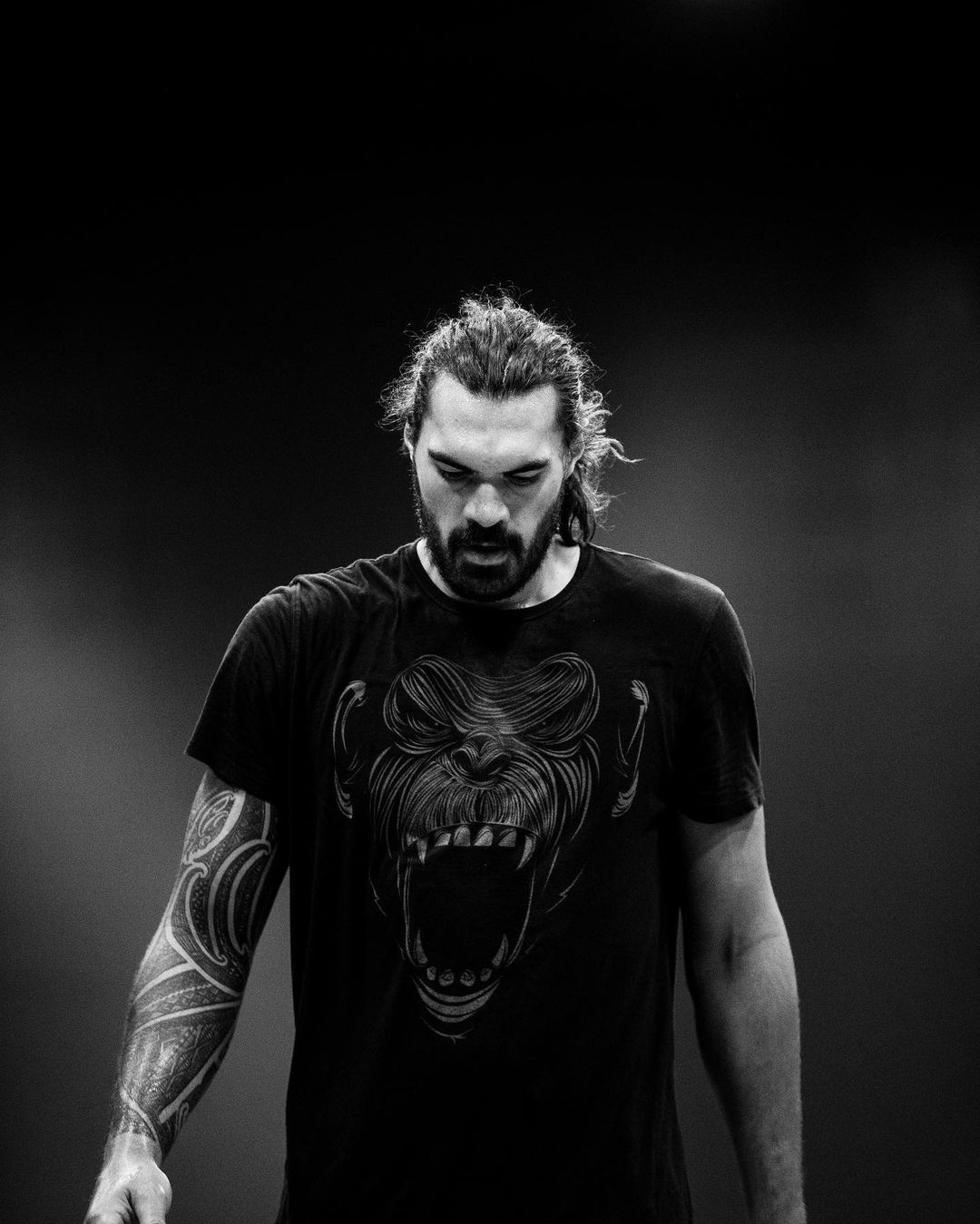 全球男性的敵人！水行俠 Steven Adams 隔空示愛，鬆口「 IU 很性感」想跟她做朋友