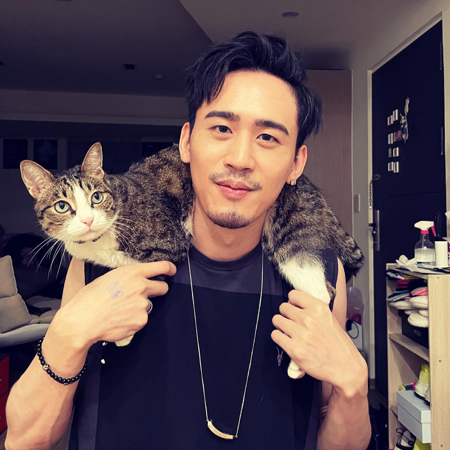 女員工驚魂未定爆料麻吉弟弟「想侵犯我！」公開超詭異監視器畫面