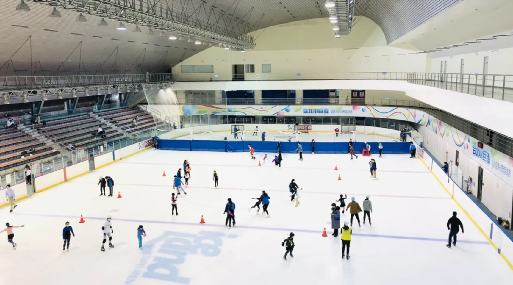 2023 室內玩極限運動好涼快呀！浪漫冰上樂園、霓虹燈衝浪、21米深自由潛水