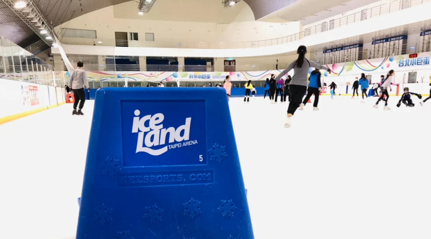 2023 室內玩極限運動好涼快呀！浪漫冰上樂園、霓虹燈衝浪、21米深自由潛水