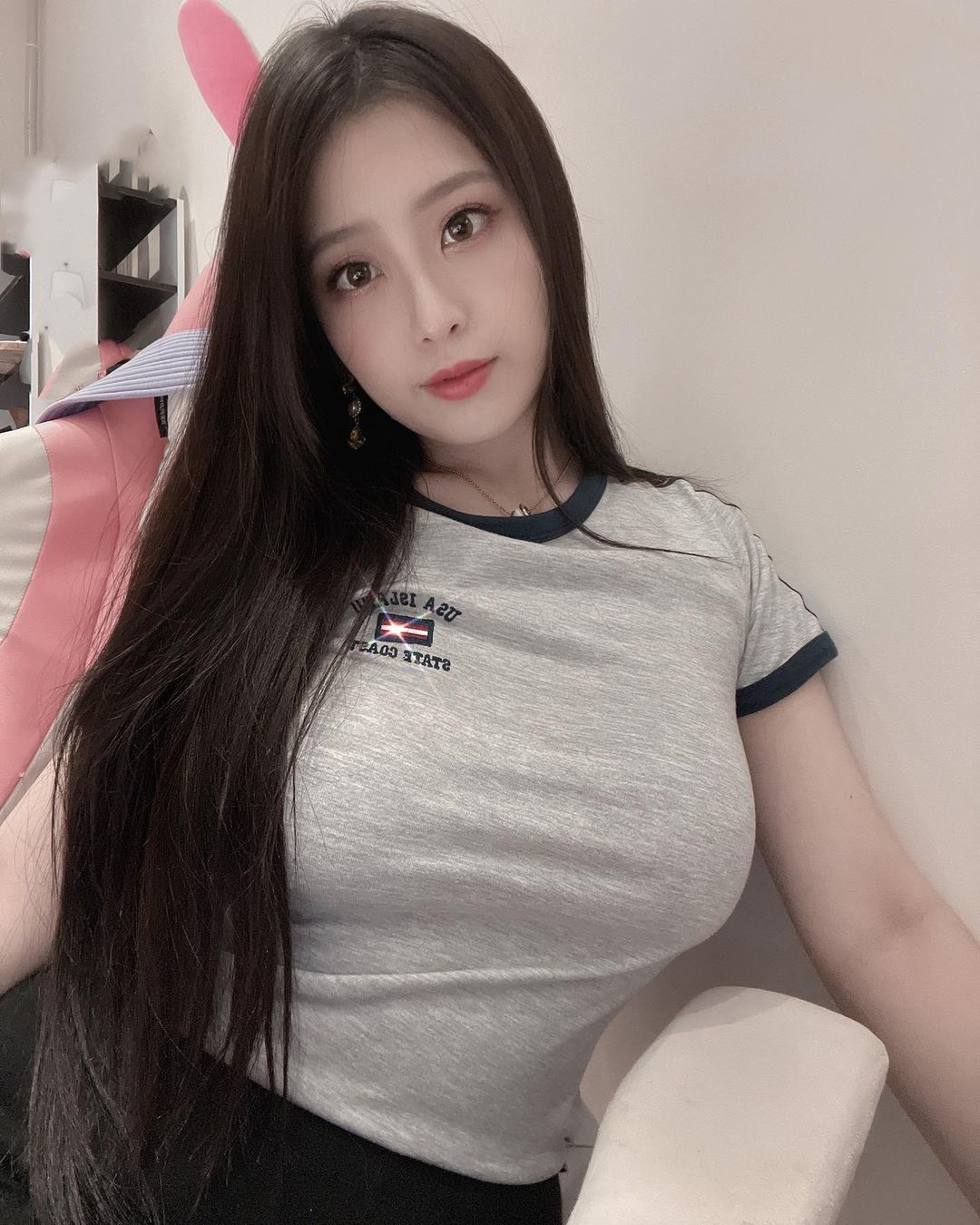 波神 Yumi.k 單穿胸罩吃火鍋！一旁還有「 H 版李毓芬」　神秘晃動片曝光網友吵翻天