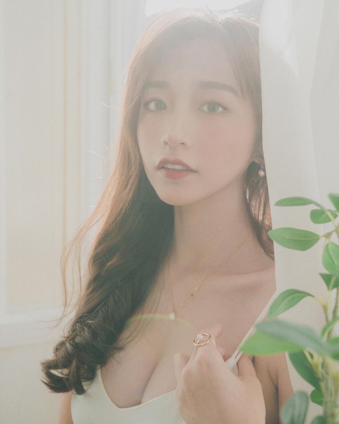 《反骨》乖乖牌語謙造反啦！泰國行超火辣裝扮曝光「牠」也受不了⋯衝上去強吻一波