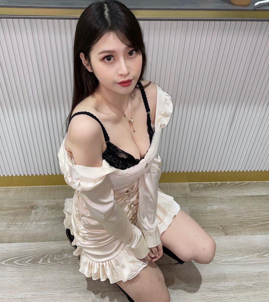 波神 Yumi.k 單穿胸罩吃火鍋！一旁還有「 H 版李毓芬」　神秘晃動片曝光網友吵翻天