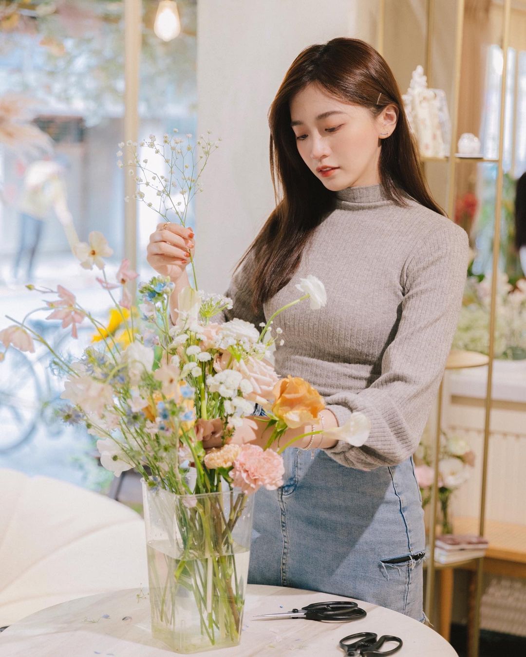 《反骨》乖乖牌語謙造反啦！泰國行超火辣裝扮曝光「牠」也受不了⋯衝上去強吻一波